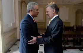 Iván Duque, presidente electo de Colombia, saluda al Presidente Juan Manuel Santos.