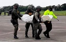 Policía colombiana traslada los cuerpos del equipo periodístico ecuatoriano.
