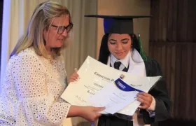 Bibiana Rincón, Secretaria de Educación entrega el título a joven beneficiaria de Universidad al Barrio.