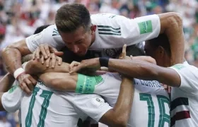 Los jugadores de México celebran tras la anotación. 