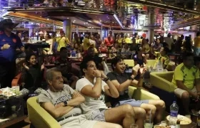 Seguidores de la selección colombiana de fútbol observan el triunfo 3-0 sobre la selección de Polonia