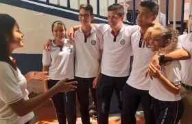 Ana Gabriela Padilla, con compañeros de la IED Betania.