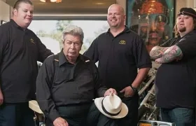 Richard Harrison (sentado) junto a  su hijo Rick, su nieto y Chumlee del equipo de la tienda.