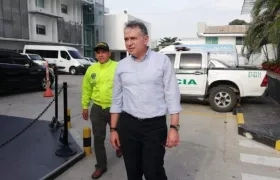Javier Lastra, agente interventor de Electricaribe, llegando al Comando de la Policía