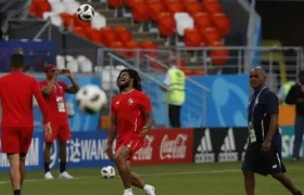 Román Torres se ríe a carcajadas durante un entrenamiento. 