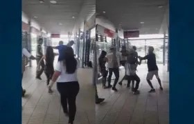Momentos de la agresión al auxiliar de la Policía.