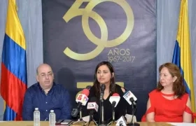 Víctor Armenta, Claudia Patricia Dacunha (Rectora) y Sandra Devia.