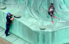 Una mujer que llegó hasta el pedestal del monumento.