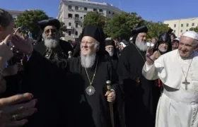 Francisco y los patriarcas llegaron en bus a una celebración.
