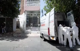 Personal del CTI hace la diligencia de levantamiento del cadáver del hombre.