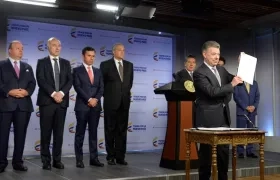 Presidente Santos en la sanción de la ley de sometimiento a la justicia.