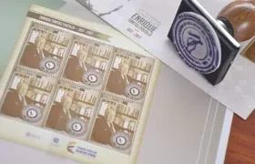 Esta es la estampilla en homenaje a Enrique Santos Castillo. 