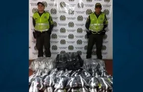 Zapatos incautados por la Policía en el peaje de Baranoa.