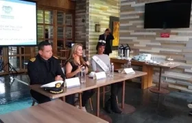 El Capitán de Puertos, Gustavo Gutiérrez, la secretaria de Cultura Diana Viveros y la Capitana Nacional del 2016 Alexandra Machado.