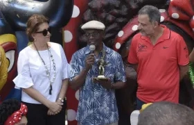 La directora del Carnaval Carla Celia, Cuco Valoy y Juan José Jaramillo, secretario de Cultura.
