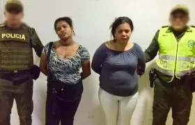 Las dos mujeres capturadas en el cementerio.