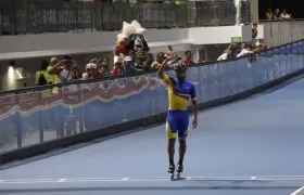 Álex Cujavante pasa en solitario la meta para ganar. 