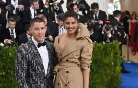 La pareja en la alfombra roja del Met Gala.