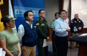 Néstor Humberto Martínez, fiscal general; el director de Migración Colombia, durante la rueda de prensa en Cartagena.