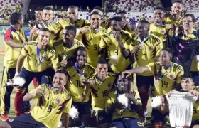 Los jugadores de Colombia festejan tras recibir la medalla de oro.