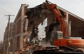 Momentos de la demolición del edificio.