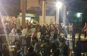 Momentos en que la gente se llevó las sillas en Fundación.