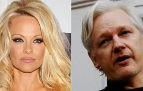 La modelo y activista Pamela Anderson y Julian Assange.