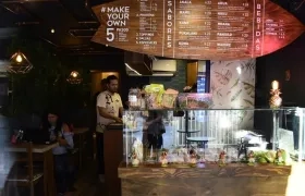 Interior del local de Honolulu Poke.
