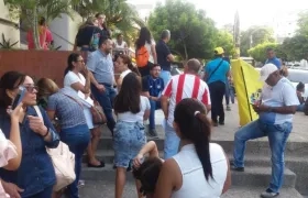 Padres de familia que protestan en la Corporación Educativa del Litoral. 