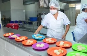 Las manipuladoras disponiendo la alimentación.