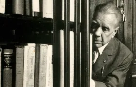 Borges, en su biblioteca personal.