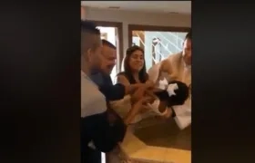 Momento en que la niña es bautizada.