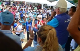 El Alcalde Joao Herrera dirigiéndose a los habitantes del sector.