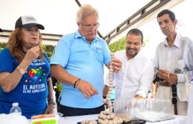 El Alcalde, la primera gestora y el Secretario de Cultura, degustando la butifarra.