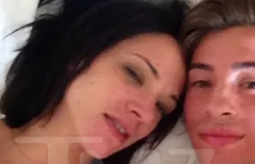 Asia Argento junto a Jimmy Bennett. 