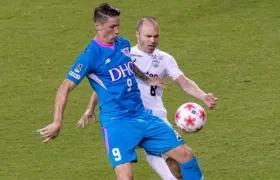 Fernando Torres disputa la pelota con Andrés Iniesta. 