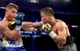 'Canelo' Álvarez recibe castigo de Golovkin. 
