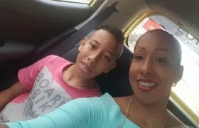 Milena Patricia Hernández junto a su hijo. La madre del menor autorizó el uso de la imagen.