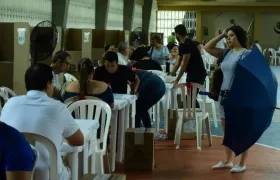 Una joven llega hasta su puesto de votación en el colegio Biffi de Barranquilla.