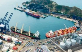 Raúl Maestre, director de Seguridad del Puerto de Santa Marta, destacó la importancia de generar este tipo de espacios con el Comandante de la Primera División y su equipo de oficiales