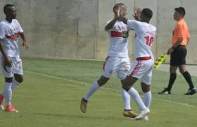 Jugadores de Atlántico celebrando uno de los goles. 