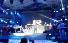 Momento de la caída del cantante Jerry Rivera.