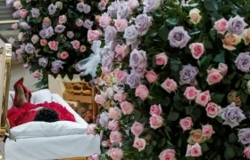 Aretha Franklin, en el ataúd vestida de rojo, con zapatos del mismo color.