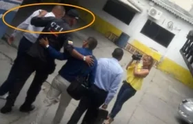 La izquierda se ve el momento en el que ingresa el Nene Pérez a las instalaciones de la Fiscalía en Santa Marta. 