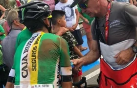 Nelson Soto tras llegar a la meta golpeado por la caída. 