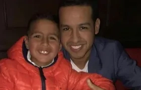 Martín Jr. junto a su padre, el cantante, Martín Elías.