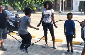 Los niños jugando la cuerda.