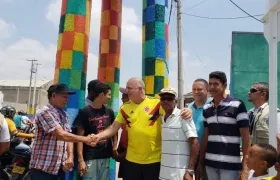 El empresario Christian Daes dialogando con habitantes del sector.