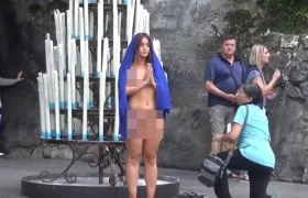 La artista franco-luxemburguesa Déborah de Robertis  se desnudó en la Gruta de las Apariciones del Santuario de Lourdes.
