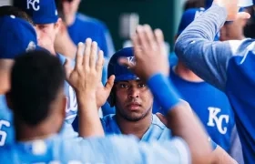 Meibrys Viloria es felicitado por sus compañeros. 